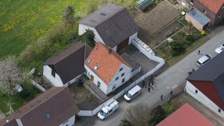 Luftbild des Hauses des beschuldigten Ehepaares, aufgenommen am 04.05.2016 in Höxter-Bosseborn (Nordrhein-Westfalen). Ein Paar aus der Stadt in Ostwestfalen soll mehrere Frauen auf seinem Gehöft grausam misshandelt haben - mindestens zwei Opfer starben. 
