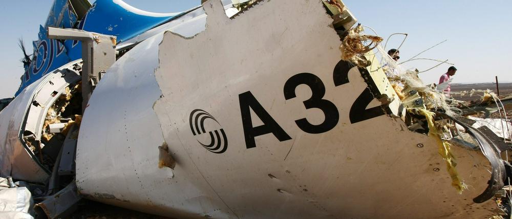 Teile des Wracks des abgestürzten russischen Airbus A320 auf Sinai. 