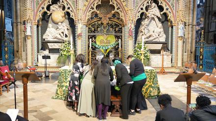 Gäste stehen am Altar in der Westminster Abbey im Rahmen einer Gedenkveranstaltung anlässlich des 5. Jahrestag der Grenfell-Brandkatastrophe.