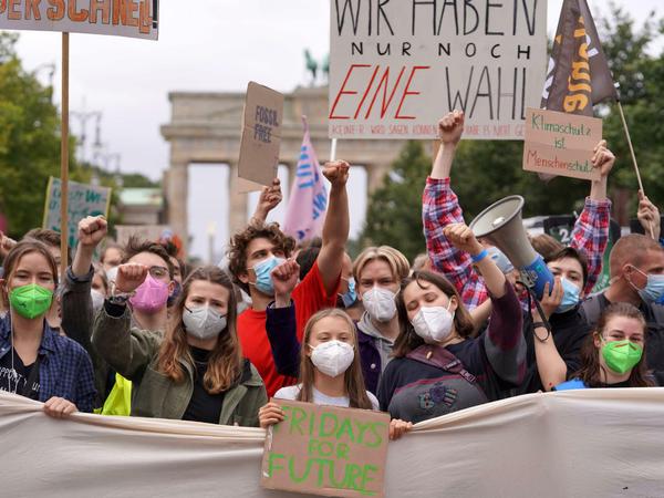 Die Klimaaktivistinnen Luisa Neubauer (M,l) aus Deutschland und Greta Thunberg (M,r) aus Schweden nehmen an einer Demonstration der Bewegung «Fridays for Future» teil. 