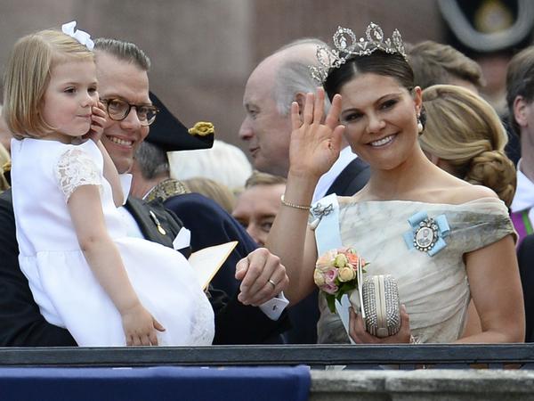 Prinzessin Estelle, Prinz Daniel und die Kronprinzessin Victoria (v.l.n.r.) winken nach der Trauung der wartenden Menge zu. 