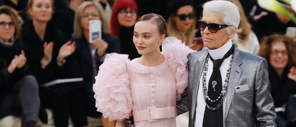 IModel Lily-Rose Depp zeigte die neuesten Kreationen bei der Chanel-Haute-Couture in Paris. - begleitet von Designer Karl Lagerfeld.