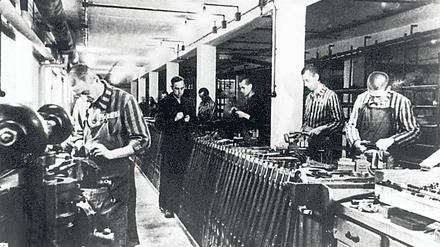 Häftlinge des Konzentrationslagers Dachau bei der Herstellung von Waffen (Symbolbild).