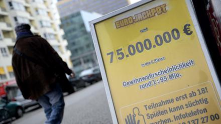 Ein Mann geht am 24.03.2016 in Berlin an einem Aufsteller mit der Aufschrift "Eurojackpot rund 75.000.000€ in der 1. Klasse. Gewinnwahrscheinlichkeit rund 1:95 Mio." und einer Warnung vor Spielsucht vorbei. Im Eurojackpot geht es diesmal um 75 Millionen Euro.