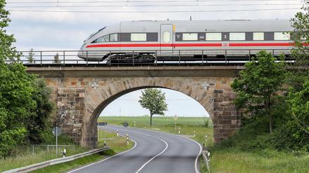 Ein ICE fährt über die älteste noch in Betrieb befindliche Eisenbahnbrücke Deutschlands bei Wurzen.