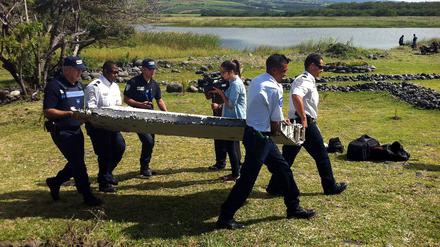 Ein Wrackteil wurde an der Küste der der Insel La Reunion angespühlt und hat prompt neue Spekulationen über Verbindungen zum verschollenen Flug MH370 ausgelöst.