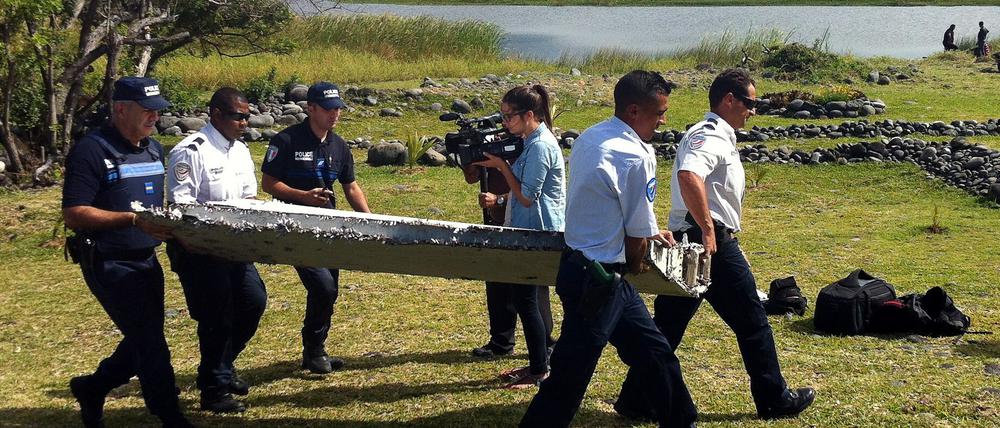 Ein Wrackteil wurde an der Küste der der Insel La Reunion angespühlt und hat prompt neue Spekulationen über Verbindungen zum verschollenen Flug MH370 ausgelöst.