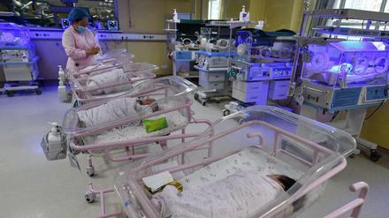 Eine Krankenschwester kümmert sich Neugeborene in einem Krankenhaus in Fuyang.