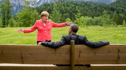 Ein Foto geht um die Welt und motivert im Internet viele Menschen zu lustigen Montage-Bildern. Kanzlerin Angela Merkel mit ausgebreiteten Armen vor dem sitzenden US-Präsidenten Barack Obama in Garmisch-Partenkirchen beim Treffen der G7 am Dienstag.