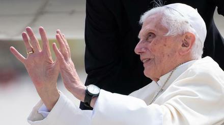 Der emeritierte Papst Benedikt XVI. winkt am Flughafen München im Juni 2020.
