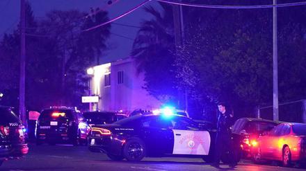 Polizeifahrzeuge mehrerer Behörden blockieren eine Straße in der Nähe des Tatorts einer Schießerei in Sacramento.