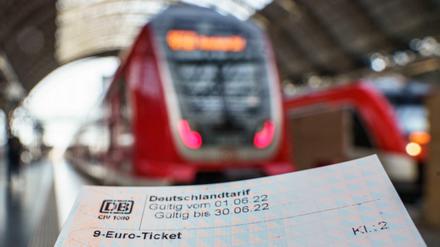 Ein frisch an einem Automaten der Deutschen Bahn erworbenes 9-Euro-Ticket, aufgenommen im Frankfurter Hauptbahnhof.