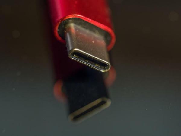 Der USB-C-Anschluss ist praktisch, da es keine Rolle spielt, wie herum der Stecker eingesteckt wird.