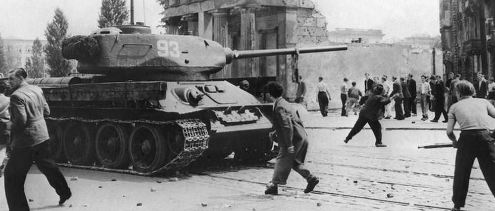 17.06.1953, Berlin: Demonstrierende werfen mit Steinen nach sowjetischen Panzern. 
