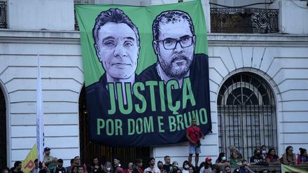 Während einer Wahlkampfkundgebung wird ein Transparent mit Bildern des ermordeten britischen Journalisten Dom Phillips (links) und des ermordeten Indigena-Experten Bruno Pereira gezeigt. (Archivbild)