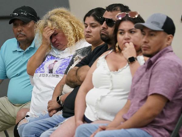 Angehörige der Opfer des Schulmassakers hören zu, als der vollständige Bericht über die Taten des Schützen in Uvalde, Texas, USA veröffentlicht wird. 