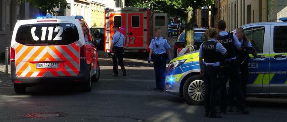 Ein 16-Jähriger ist durch einen oder mehrere Schüsse von Polizisten in Dortmund tödlich verletzt worden.