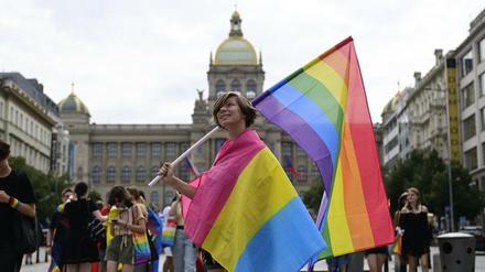 Tausende Menschen sind durch das Stadtzentrum von Prag gezogen, um für die Akzeptanz sexueller und geschlechtlicher Vielfalt zu demonstrieren.