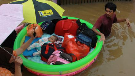 Hochwasser im Raum Jakarta: Ein Baby wird in Sicherheit gebracht. 