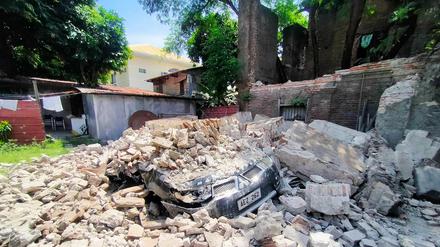 Ein Auto liegt unter den Trümmern eines alten Hauses in der Stadt Vigan in der Provinz Ilocos Sur nördlich von Manila begraben.