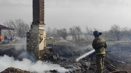 Ein Feuerwehrmann löscht einen Brand in der Siedlung Bely Yar in der Region Krasnojarsk.