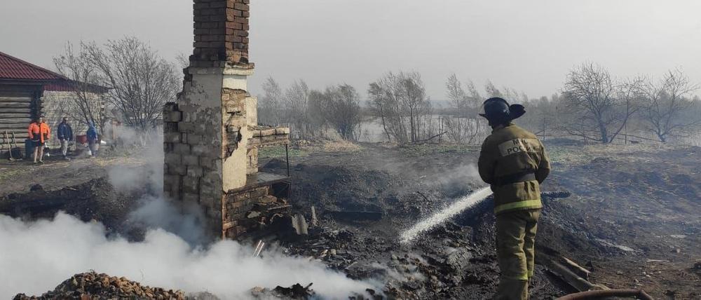 Ein Feuerwehrmann löscht einen Brand in der Siedlung Bely Yar in der Region Krasnojarsk.