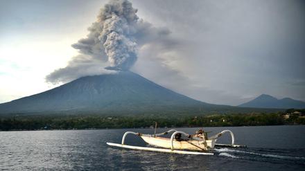 Dunkle Wolke: Ascheregen aus dem Vulkan Mount Agung auf Bali