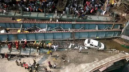Die eingestürzte Brücke in Kolkata.