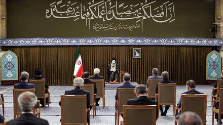 Der Obersten Führers des Iran Ayatollah Ali Khamenei (Mitte) während eines Treffens mit dem Präsidenten und seinem Kabinett in der Hauptstadt Teheran.