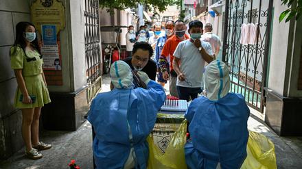 Ein Mann wird an einer Teststation in Shanghai auf das Coronavirus getestet.