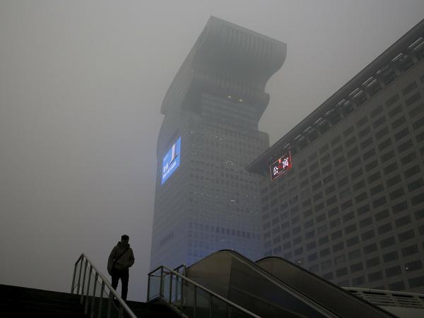 Die Bürger von Peking wurden aufgefordert, in den Häusern zu bleiben. Der Smog vernebelt die Stadt und ist für die Gesundheit extrem gefährlich. 