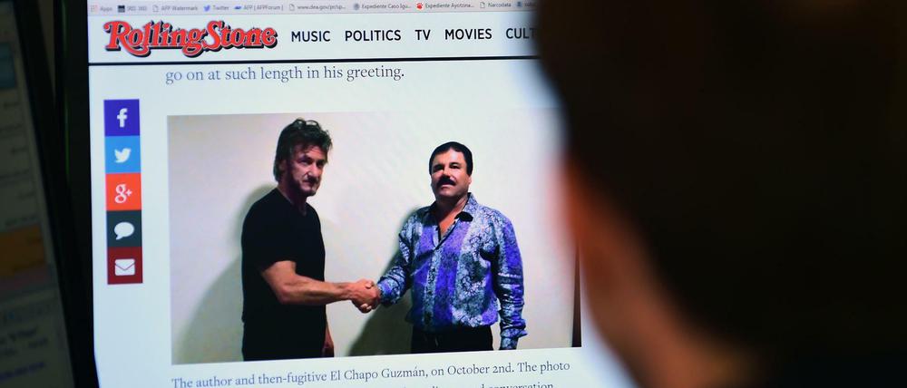 Ein Mann liest das Interview von Sean Penn mit "El Chapo" Guzman auf der Webseite des "Rolling Stone". Nun ist der Drogenboss wieder gefasst.