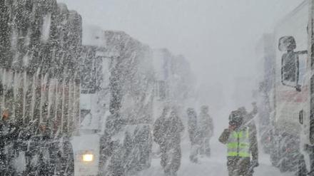 Lastwagen stehen im Schneegestöber in Chile.