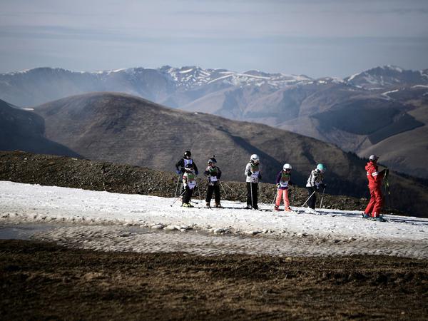  In den französischen Pyrenäen musste ein Helikopter den Schnee anliefern. Das Skigebiet wäre sonst unbefahrbar gewesen.