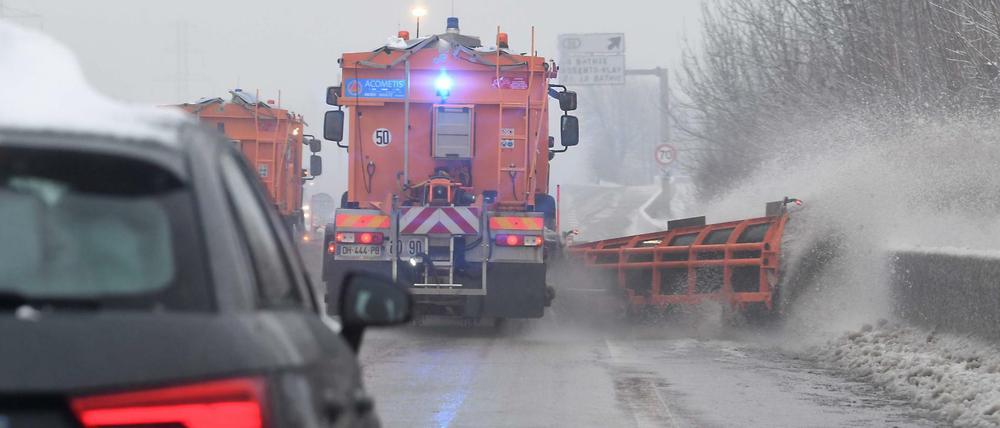 Starke Schneefälle behindern der Verkehr in den französischen Alpen.