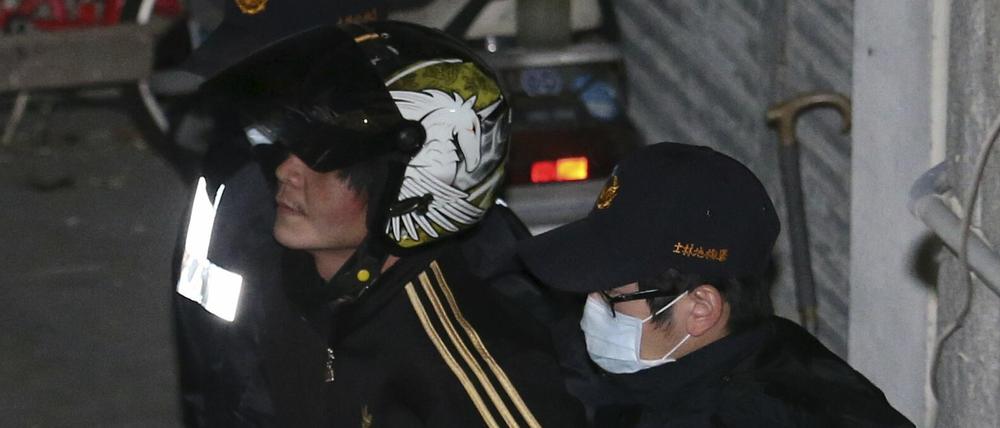 Der Verdächtige wird von Polizisten in Taiwan abgeführt. Er soll ein Vierjähriges Mädchen vor den Augen der Mutter ermordet haben. 