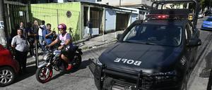 Ein Fahrzeug des Spezialeinsatzkommandos (BOPE) ist in der Nähe des Getulio-Vargas-Krankenhauses in Rio de Janeiro zu sehen, in das Verletzte nach einem Polizeieinsatz in einer Favela eingeliefert wurden.
