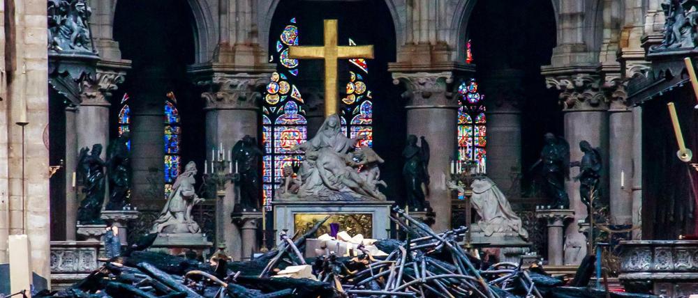 Altar unter Trümmern: Das Pariser Wahrzeichen Notre-Dame brannte am 16. April dieses Jahres fast vollständig aus.