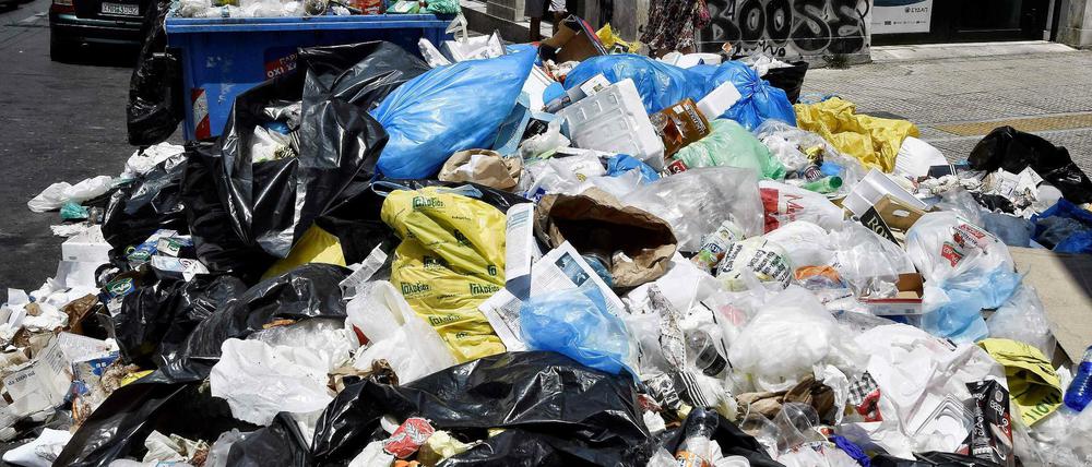 In Athen liegen Müllberge auf den Straßen.