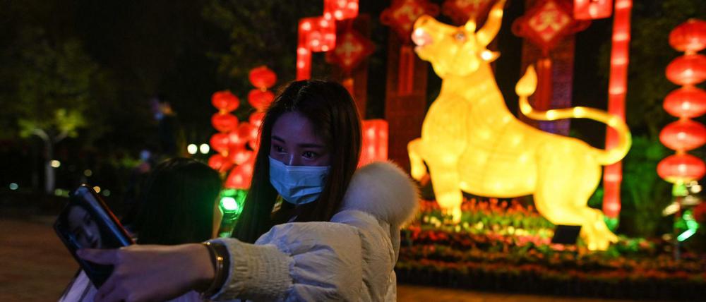 Selfie mit Büffel in Wuhan: China feiert Neujahr. 
