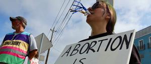 Eine Frau demonstriert gegen das Abtreibungsverbot in Mississippi.