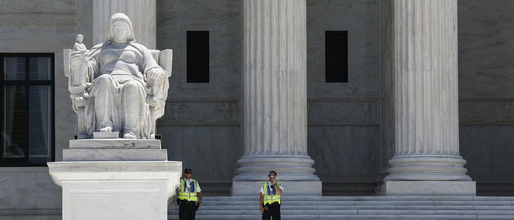 Beamte stehen vor dem Obersten Gericht in Washington D.C. 