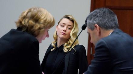 Amber Heard mit ihren Anwälten Elaine Bredehoft und Ben Rottenborn. 