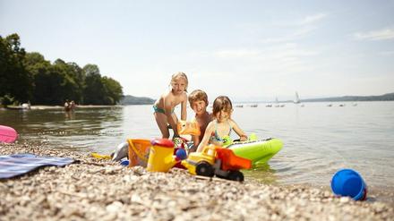 Für Kinder kann das Baden im See gefährlich sein. Im flachen Wasser können die Kleinen Keime schlucken.