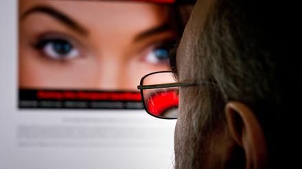 Ein Mann schaut sich im Internet das Seitensprungportal Ashley Madison an. Die Seite wurde gehackt und Daten von Nutzern ins Internet gestellt. 