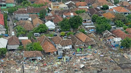 Zerstörte Häuser im indonesischen Dorf Rajabasa.