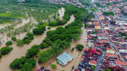 Luftaufnahme der durch starke Regenfälle verursachten Überschwemmungen in Itapetinga, Bundesstaat Bahia, Brasilien.