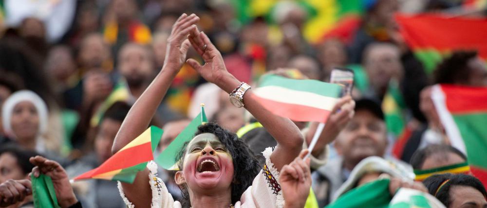 Glücklich: Fans des äthiopischen Premierministers Abiy Ahmed in Frankfurt. Foto: epd 