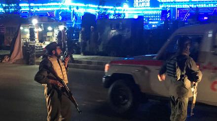 Afghanische Polizisten halten am Rande des Tatorts in Kabul wache.