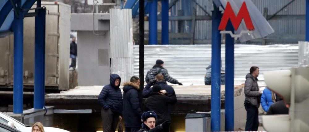 Polizisten in Moskau vor der abgesperrten U-Bahnstation. Hier wurde ein Frau mit einem Kindskopf verhaftet. 